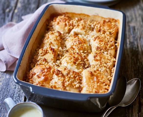 Gefüllte Buchteln mit Walnuss-Honig-Kruste und Vanillesauce