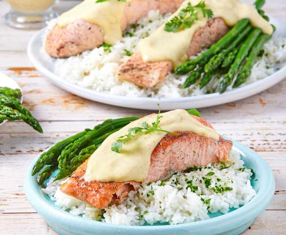 Salmone con salsa olandese al limone, asparagi e riso Salmone con salsa olandese al limone, asparagi e riso