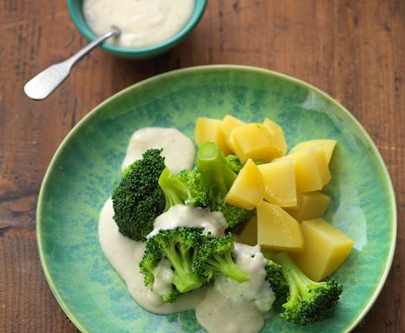 Broccoli and potatoes with blue cheese sauce