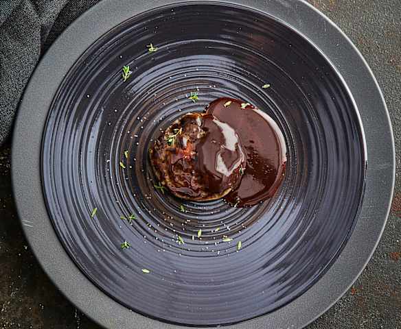 Filetto di manzo sottovuoto​ con salsa al cioccolato nero