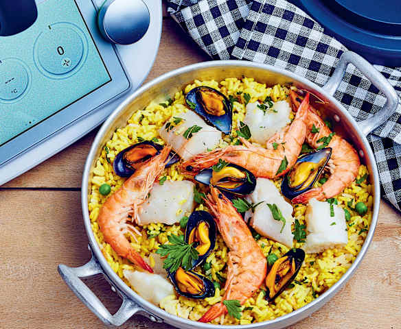 Paella aux crevettes, moules et cabillaud
