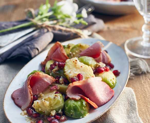 Rosenkohlsalat mit geräucherter Gänsebrust
