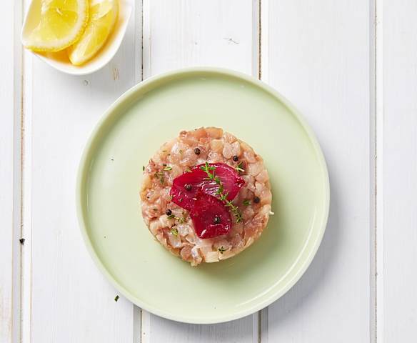 Tartare di palamita con cipolle caramellate, miele e succo di limone