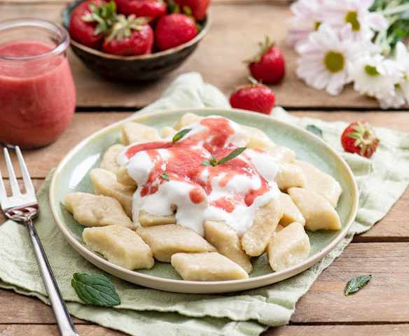 Kluski jaglano-serowe z sosem truskawkowym