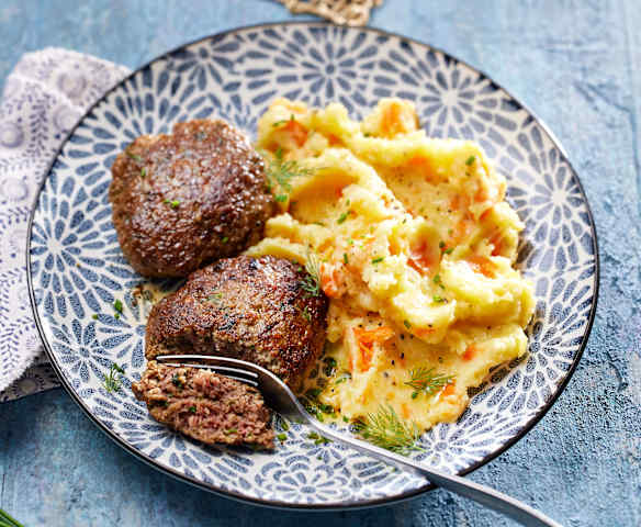 Frikadellen mit Kartoffel-Möhren-Stampf
