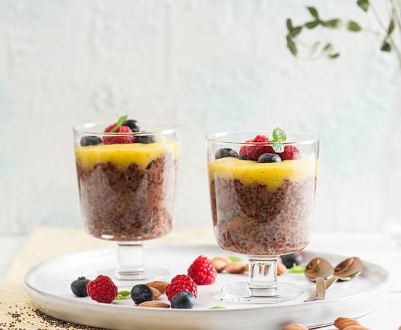 Migdałowy pudding chia z musem z mango i owocami