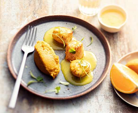 Poêlée de saint-jacques, purée de patate douce épicée et beurre d'orange