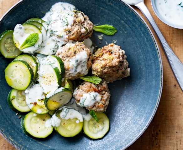 Boulettes de veau au citron, courgettes et sauce au yaourt