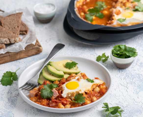 Shakshuka z ciecierzycą i boczkiem na Varomie