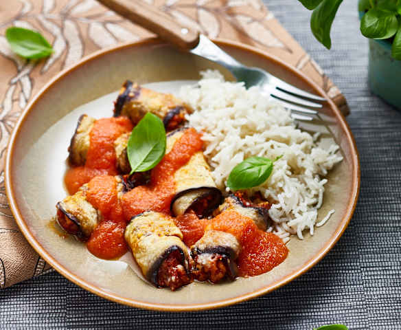 Roulés d’aubergine farcis à la sauce tomate