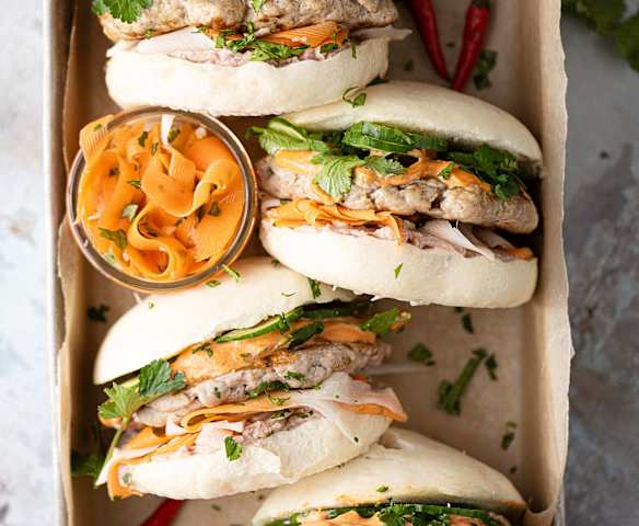 Bánh-Mi-Burger mit Möhrenstiften