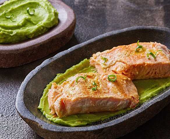 Salmone con crema di avocado sottovuoto Salmone con crema di avocado sottovuoto
