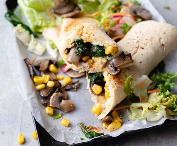 Wraps de omelete a vapor com cogumelos salteados e salada