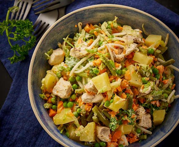 Insalata di patate e verdure con pollo