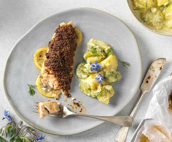 Saibling mit Oliventapenade und Gurken-Kartoffel-Gemüse Saibling mit Oliventapenade und Gurken-Kartoffel-Gemüse