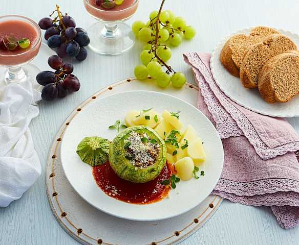 Menù: Zucchine ripiene con contorno di patate; Treccia multicerali; Gelo d’uva (Bimby Friend)