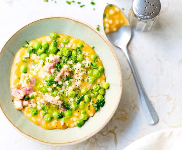 Fregola sarda, tomates, lardons et petits pois