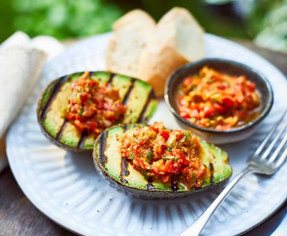 Gegrillte Avocado mit pikantem Tomatenkompott