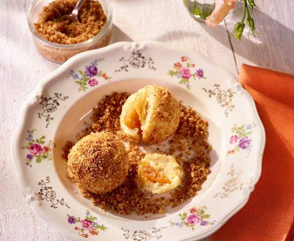 Marillenknödel mit Zuckerbröseln