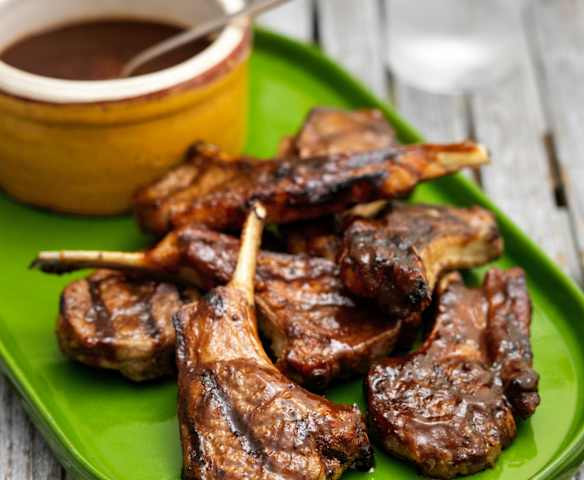 Lammekoteletter med marinade af tamarind og chili Lammekoteletter med marinade af tamarind og chili