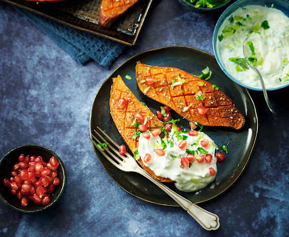 Patates douces rôties, yaourt aux herbes