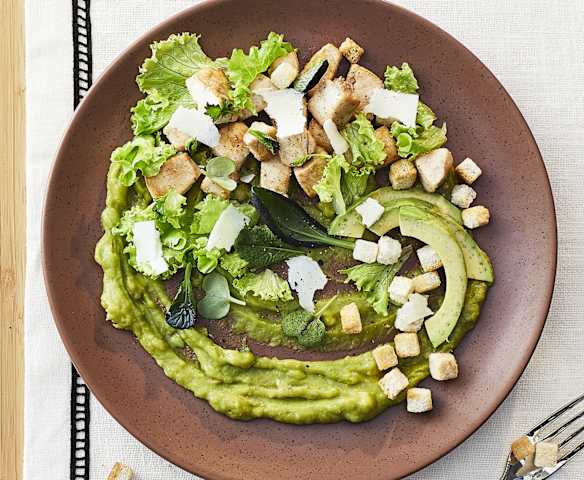 Insalata di pollo con crema di avocado