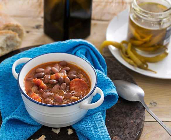 Alubias tolosanas con chorizo y tocino en cocción lenta Alubias tolosanas con chorizo y tocino en cocción lenta