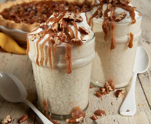 Milkshake alla vaniglia e torta alle noci pecan Milkshake alla vaniglia e torta alle noci pecan