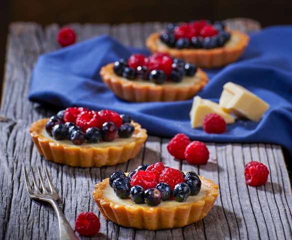 Tartellette al cioccolato bianco e frutti di bosco