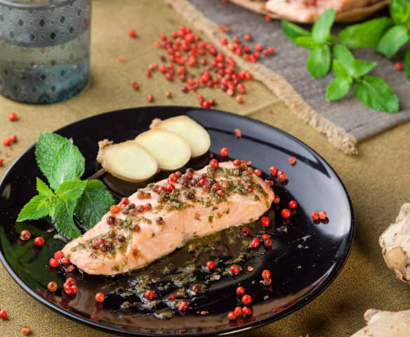 Salmone alla menta con pepe rosa e zenzero