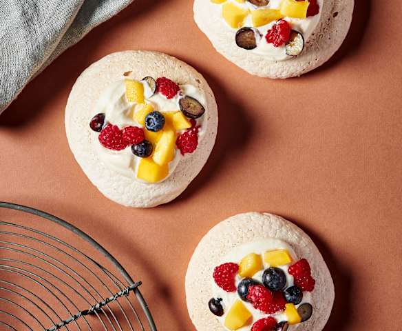 Wegańskie mini bezy Pavlova z kokosową bitą śmietaną