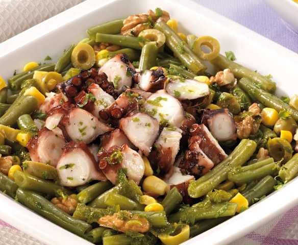 Insalata di polpo, noci, mais e fagiolini
