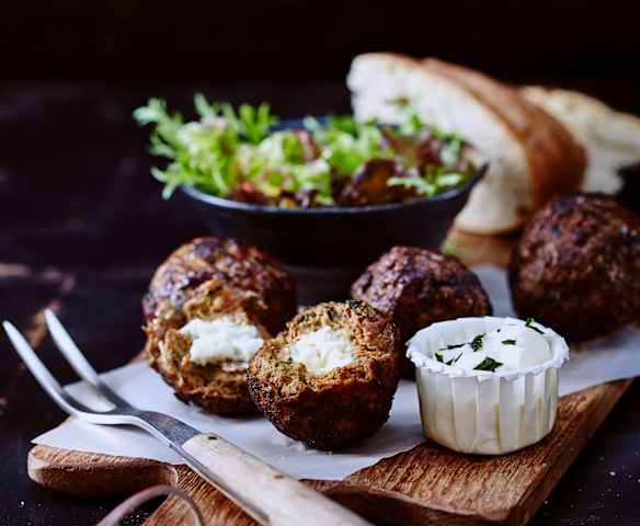 Lammfrikadellen mit Datteln und Feta