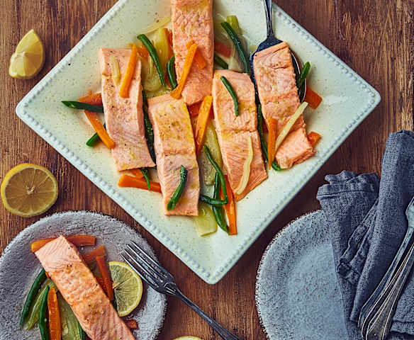 Filetti di salmone al Varoma con contorno di verdure Filetti di salmone al Varoma con contorno di verdure