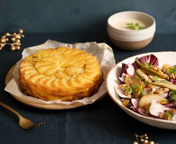 Pommes Anna, salade de trévise, poires et sauce au bleu Pommes Anna, salade de trévise, poires et sauce au bleu