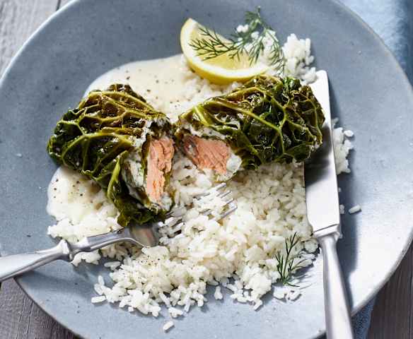 Wirsing-Lachs-Rouladen mit Reis und Meerrettichsauce Wirsing-Lachs-Rouladen mit Reis und Meerrettichsauce