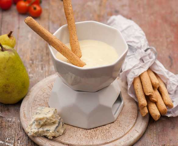 Fondue z serów pleśniowych z grissini i gruszkami