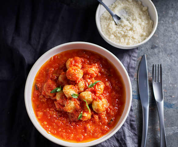 Gefüllte Gnocchi mit Tomatensauce