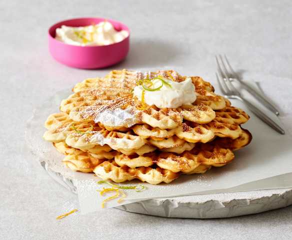 Buttermilch-Waffeln mit Zitrusschmand Buttermilch-Waffeln mit Zitrusschmand