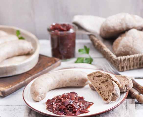 Biała kiełbasa z konfiturą cebulową