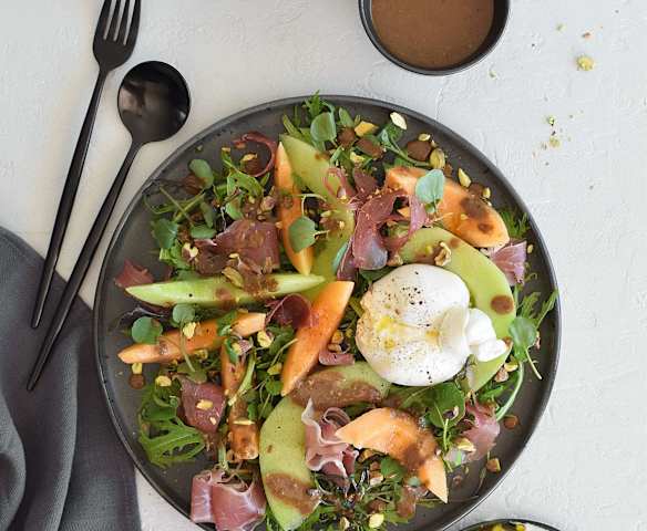 Ensalada de melón y aderezo de pistachos con balsámico