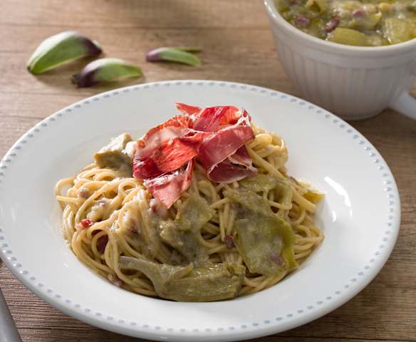 Espaguetis integrales con alcachofas y jamón ibérico Espaguetis integrales con alcachofas y jamón ibérico