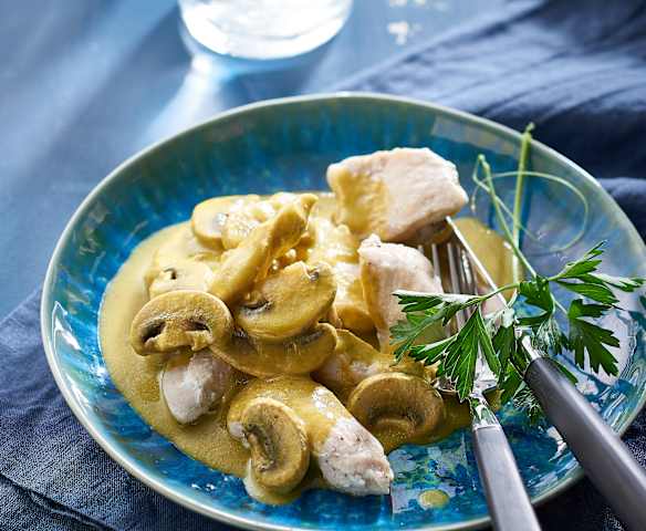 雞肉佐奶油蔬菜淋醬