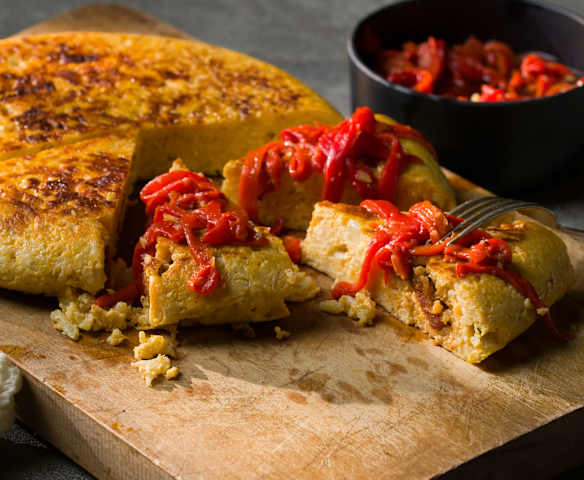 Tortilla de coliflor y chorizo con piquillos