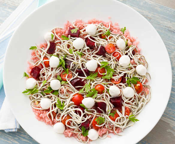 Ensalada de arroz de remolacha con angulas de surimi