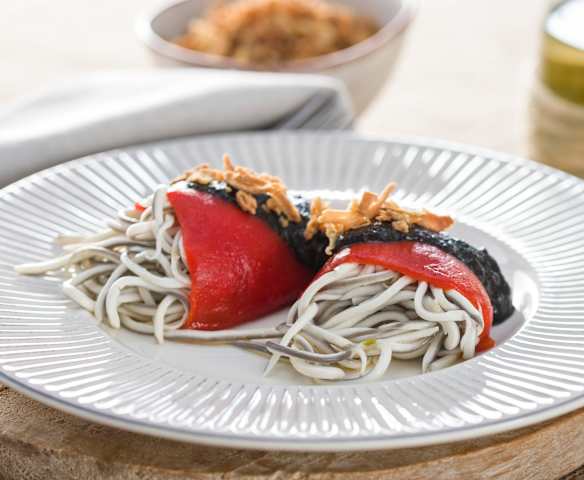 Pimientos riojanos rellenos de angulas de surimi con salsa de tinta