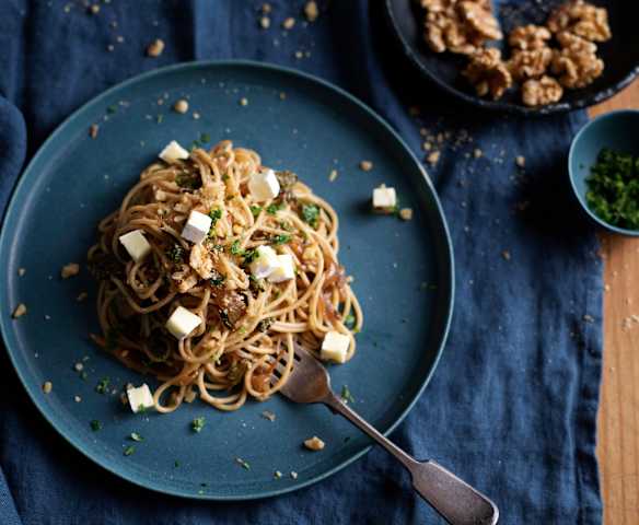 Esparguete integral com cebola e acelgas