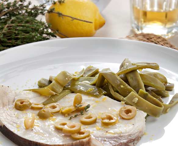 Pez espada con judías verdes y aceitunas Pez espada con judías verdes y aceitunas