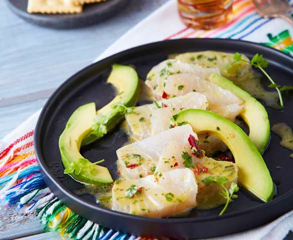Tiradito de pescado y chile de árbol Tiradito de pescado y chile de árbol