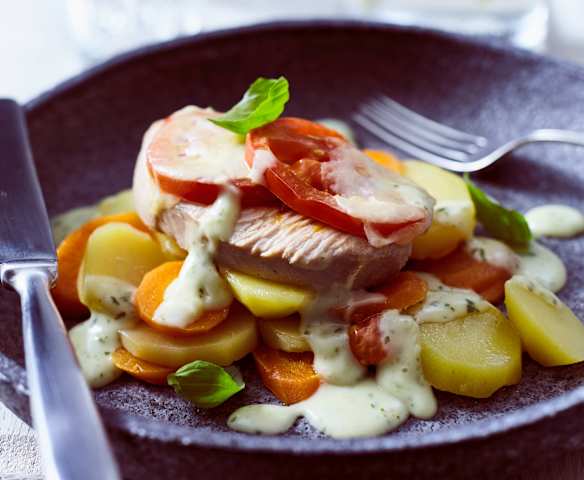 Putenmedaillons mit Mozzarella und Basilikumsauce